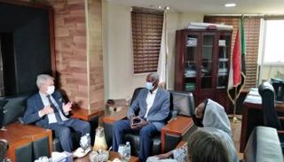 وزير الري السوداني خلال لقائه  وزير الخارجية الفنلندي بيكا أولافي هافيستو 