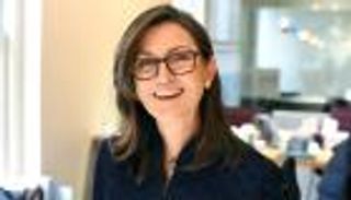 "شجرة المال المتحركة" تدير أموالا بـ50 مليار دولار.. من هي كاثي وود؟