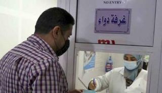 العملاء يبحثون عن الأدوية في صيدلية في العاصمة اللبنانية بيروت – أ ف ب