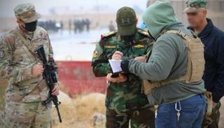 التحالف الدولي خلال تسليمه الجانب العراقي معدات عسكرية