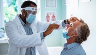 شخص يخضع لاختبار فيروس كورونا - أرشيفية