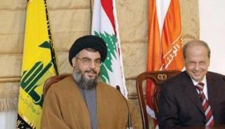 عون ونصر الله خلال توقيع اتفاق 