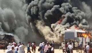 المتظاهرون أضرموا النيران في مركبة للنقل العام