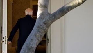  الرئيس الأمريكي جو بايدن أمام صورة أبراهام لنكولن في البيت الأبيض – رويترز 