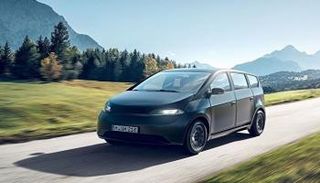 سيارة كهربائية مزودة بخلايا شمسية