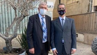 الدبلوماسي المغربي (يسار) مع دبلوماسي إسرائيلي