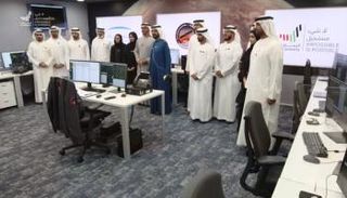 الشيخ محمد بن راشد آل مكتوم والشيخ محمد بن زايد آل نهيان مع فريق عمل مسبار الأمل