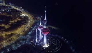 الكويت تضيء أبراجها باللون الأحمر دعما لمشروع مسبار الأمل الإماراتي