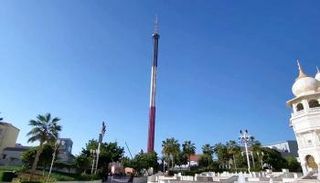 أعلى أرجوحة في العالم تتزين بالأضواء الحمراء احتفاء بمسبار الأمل