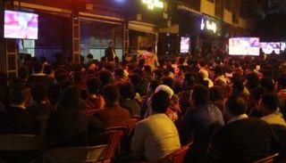 جماهير مصرية تتابع مباراة الأهلي وبايرن ميونيخ