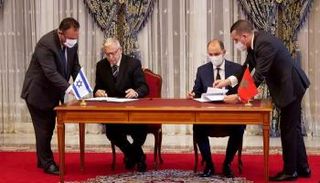 لحظة التوقيع على إحدى الاتفاقيات بين المغرب وإسرائيل