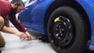 في 4 خطوات.. كيف تستبدل إطار سيارتك لأول مرة؟
