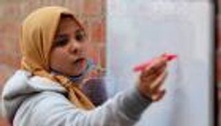 عمرها 12 عاما.. مصرية تواجه كورونا بتعليم أطفال جيرانها