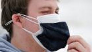 تحورات كورونا.. هل يحمي ارتداء "كمامتين" من الإصابة؟