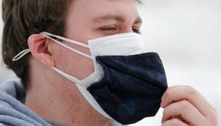 كمامة واحدة أم اثنتان؟.. خبراء الصحة يجيبون