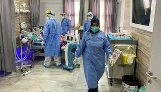 أطقم طبية في أحد المستشفيات الليبية