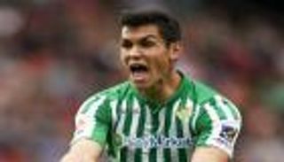 عقبة جديدة تعرقل تجديد عقد الجزائري ماندي مع بيتيس 