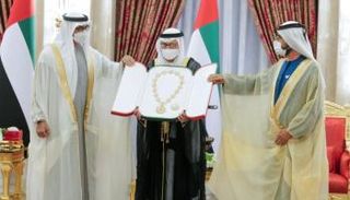 الدكتور أنور قرقاش خلال منحه وسام الاتحاد