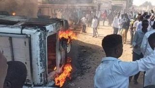 صورة متداولة لمتظاهرين يحرقون سيارة