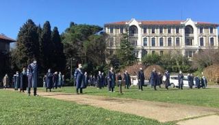 وقفة الأكاديميين داخل جامعة البوسفور