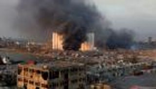 "بحر أصفر خطير" في مرفأ بيروت.. ماذا يجري؟