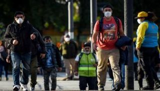 أشخاص يرتدون كمامات للوقاية من كورونا بالأرجنتين- أرشيفية