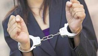 سيدة مكبلة اليدين - أرشيفية