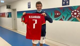 توماس مولر يحمل قميص كهربا