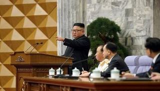 زعيم كوريا الشمالية كيم جونج أون خلال اجتماع حكومي