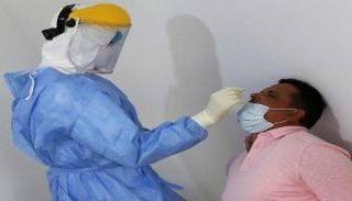 إجراء اختبار كورونا بإحدى المراكز الصحية في ليبيا 