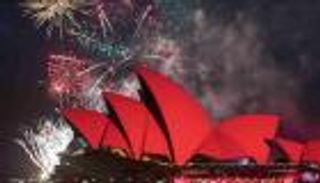 أوبرا سيدني تتلون بالأحمر احتفالا بالسنة الصينية الجديدة