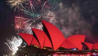أشرعة أوبرا سيدني تكتسي باللون الأحمر