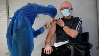 رجل يتلقى لقاح كورونا في فرنسا