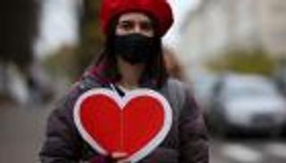 لقاح كورونا.. أحدث أساليب "الجذب" على مواقع المواعدة