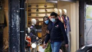 باكستانيان يرتديان الكمامة للوقاية من فيروس كورونا