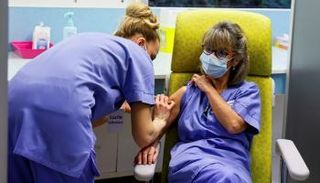 أوروبا تسابق تحورات فيروس كورونا بالتطعيم