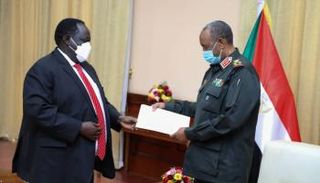 البرهان يتسلم رسالة من رئيس الجارة الجنوبية