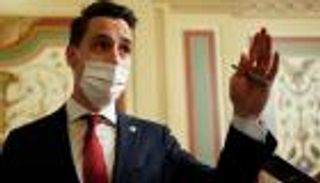 هاولي.. سيناتور "الفشار" وأيقونة "انقلاب" ترامب