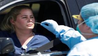 سيدة تخضع لاختبار فيروس كورونا 