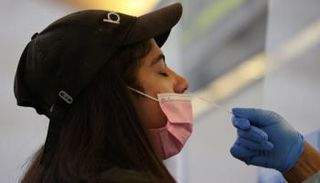 60 شهادة مزورة أصدرها الفني الهندي بالخلو من كورونا