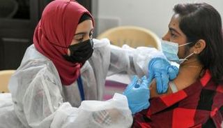 مقيمة بالإمارات تتلقى لقاح كروونا
