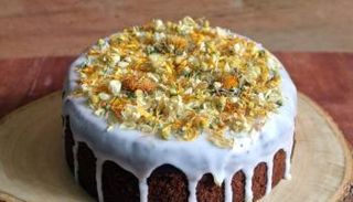 تورتة مزينة بورود صالحة للأكل تناسب عشاء رومانسي في الفلانتين