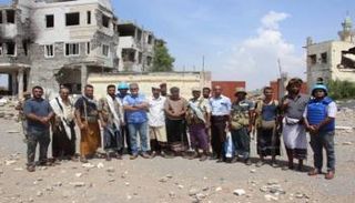 مسلحون حوثيون بجانب البعثة الأممية لدعم اتفاق الحديدة