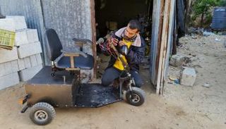 عربة كهربائية مجمعة من قطع خردة