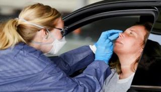 سيدة تخضع لاختبار فيروس كورونا في هولندا