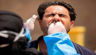 شخص يخضع لاختبار فيروس كورونا بالعراق- أرشيفية