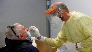 شخص يخضع لاختبار فيروس كورونا بإيطاليا- أرشيفية