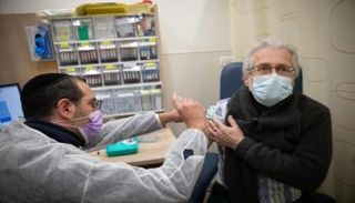 شخص يتلقى لقاح كورونا بإسرائيل 