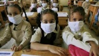 تلميذات يرتدين كمامات في إحدى المدارس المصرية