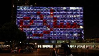 لافتة ضوئية في مدينة تل أبيب كتب عليها سلام بالعربية